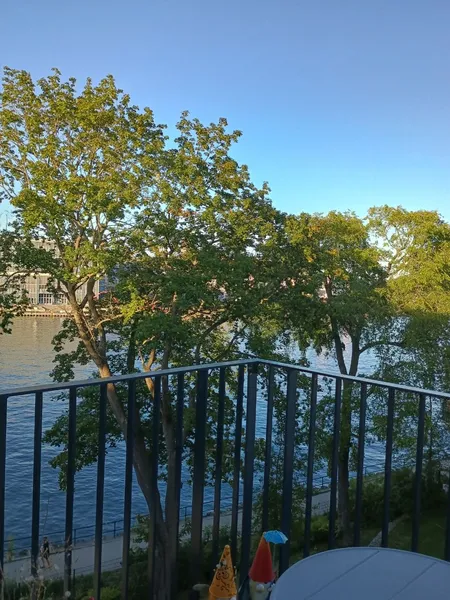 1-Zimmer-Studio-Wohnung mit direktem Wasserblick & Balkon — photo 1